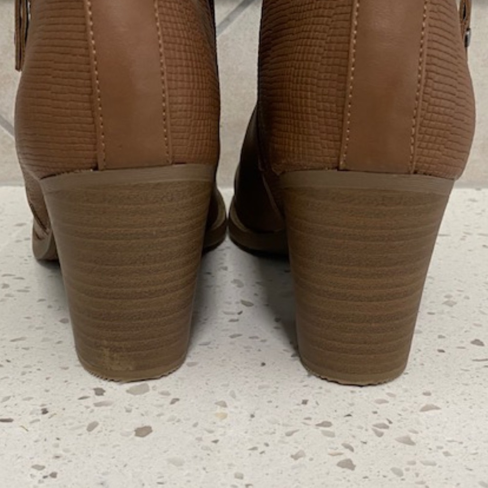 NWOT Universal Thread Booties - Picture 5 of 6